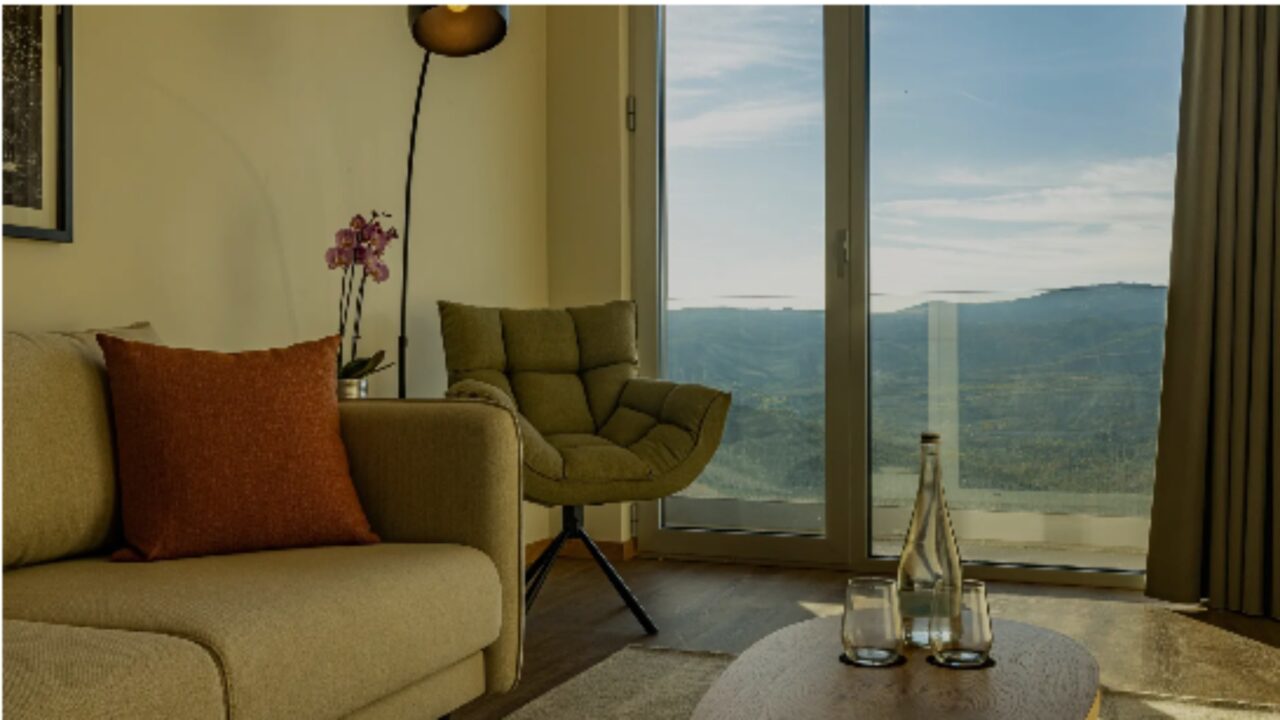 Novo hotel a quase mil metros de altitude tem piscina suspensa para aproveitar a paisagem