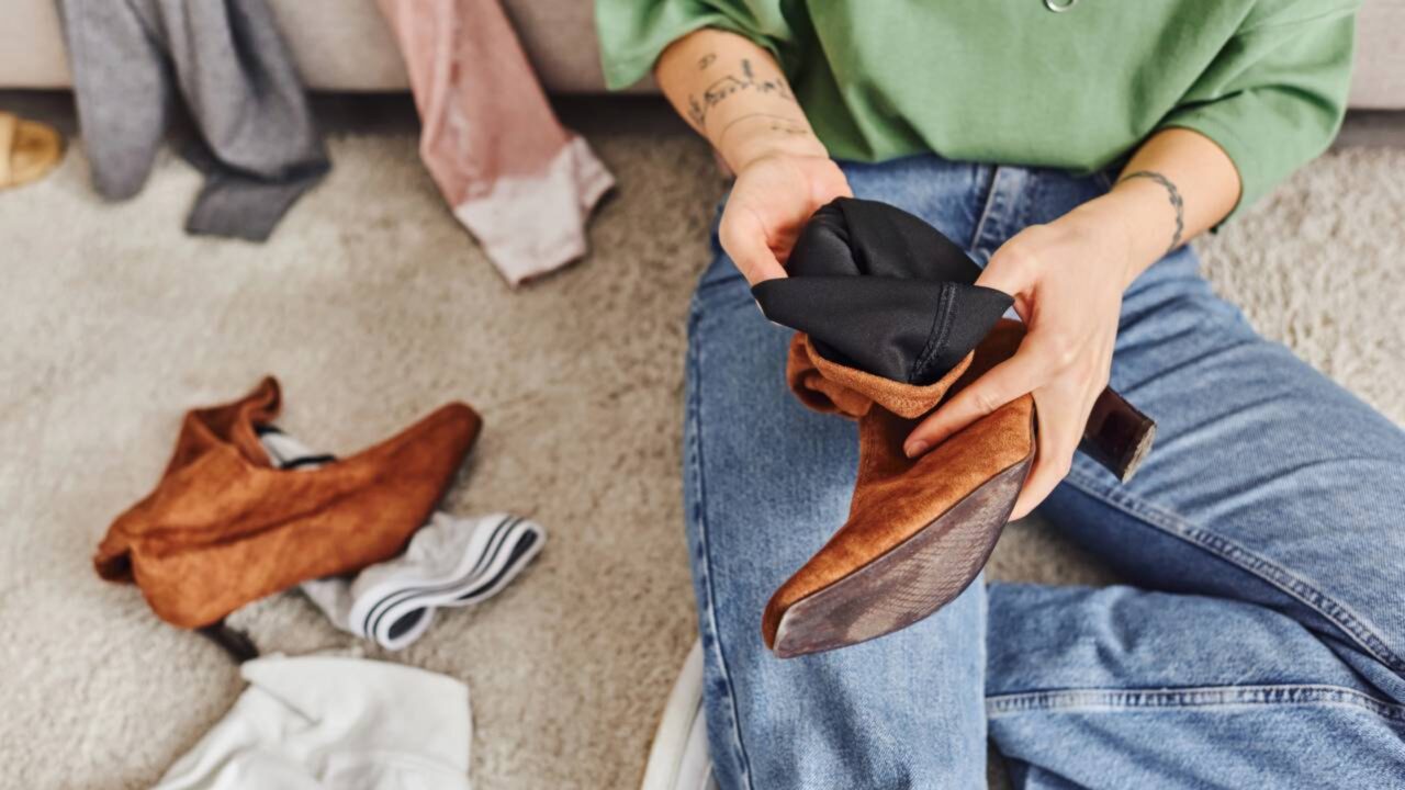 O que a diz a psicologia sobre quem deixa a calça no chão quando troca a roupa