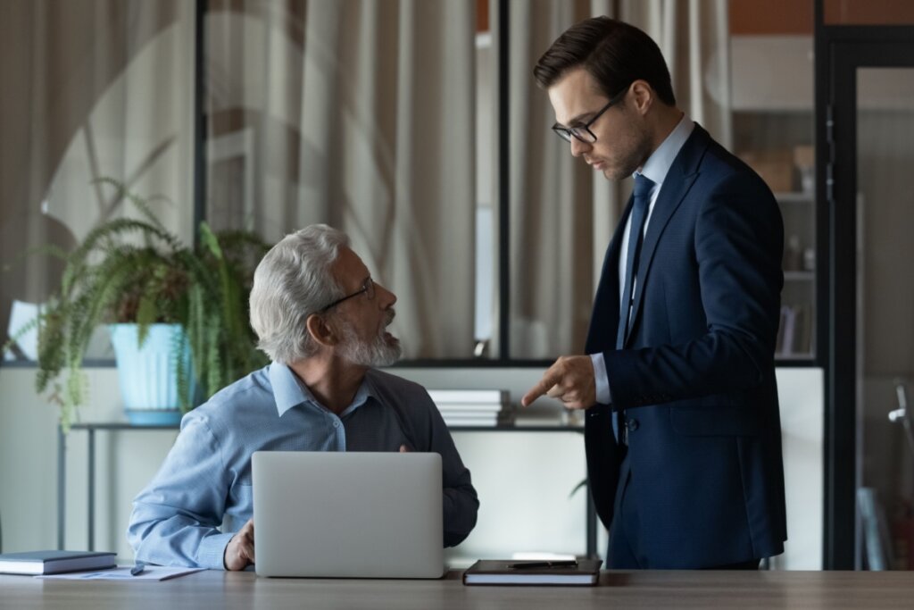 1º de abril: 6 mentiras do mundo corporativo que ainda moldam carreiras