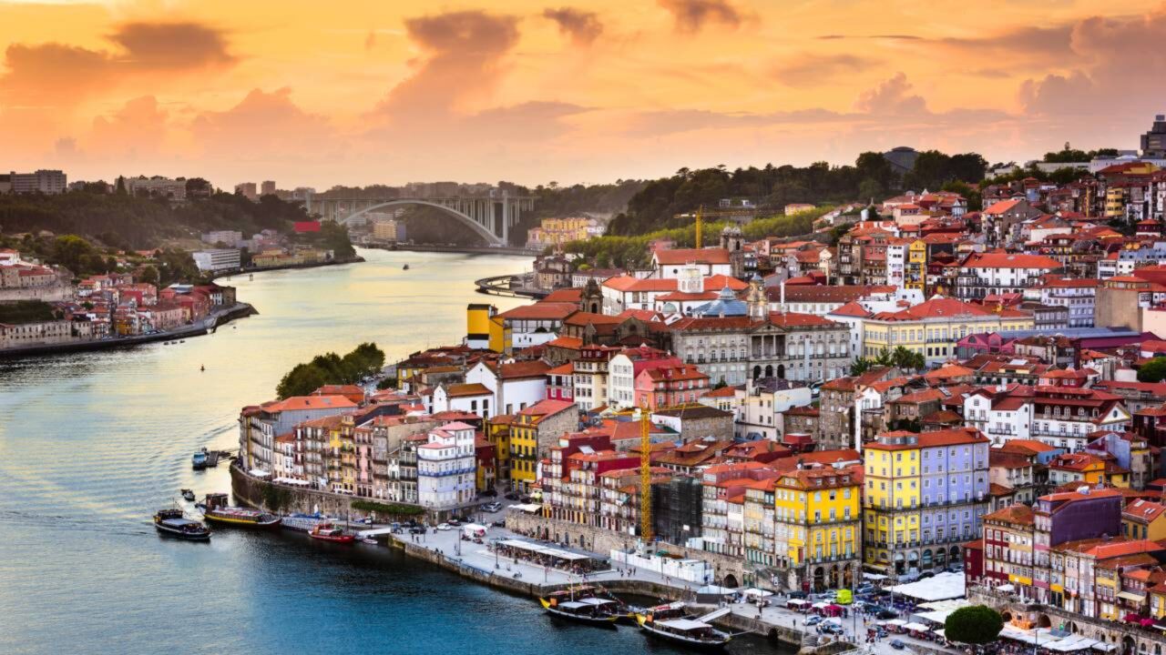 Portugal se junta a Espanha, Grécia, Croácia e outros países onde o turismo em massa pressiona moradia, serviços e custo de vida