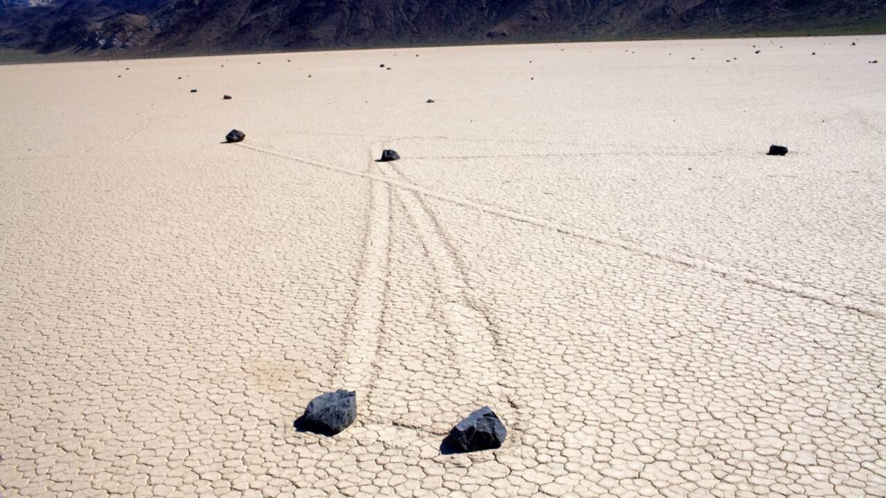 O mistério das rochas pesadas que andam sozinhas no deserto e que a ciência levou quase um século para desvendar