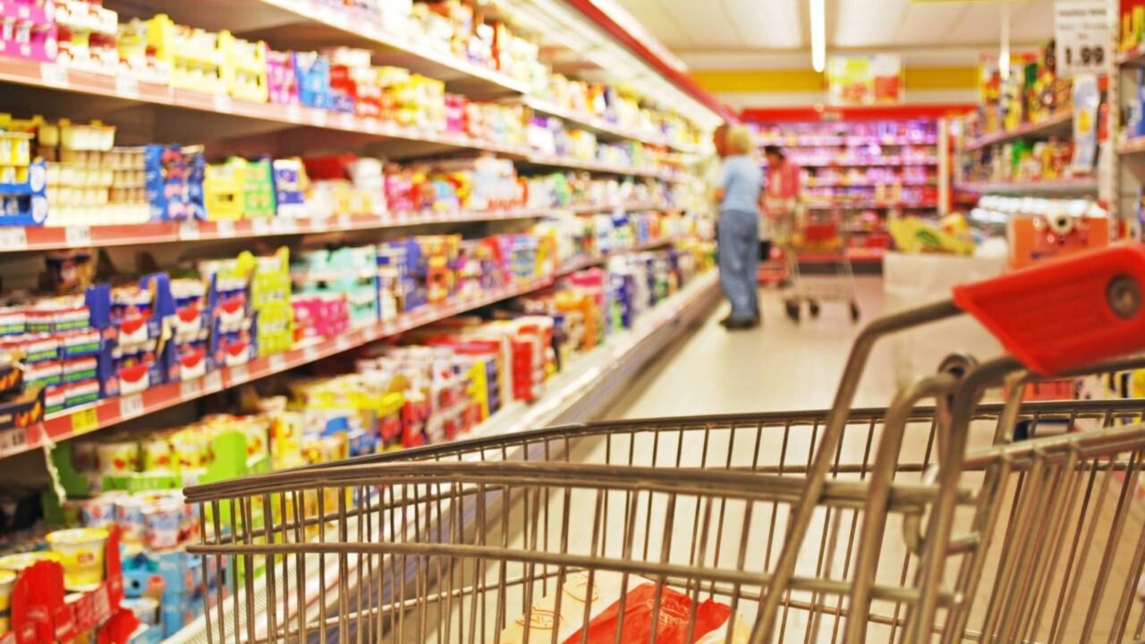 Renda média bate recorde, mas o carrinho do mercado explica por que o bolso ainda reclama