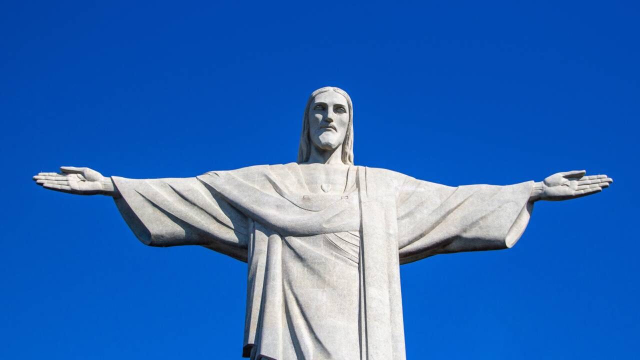 Relembre quando o Cristo Redentor foi destruído por vândalos