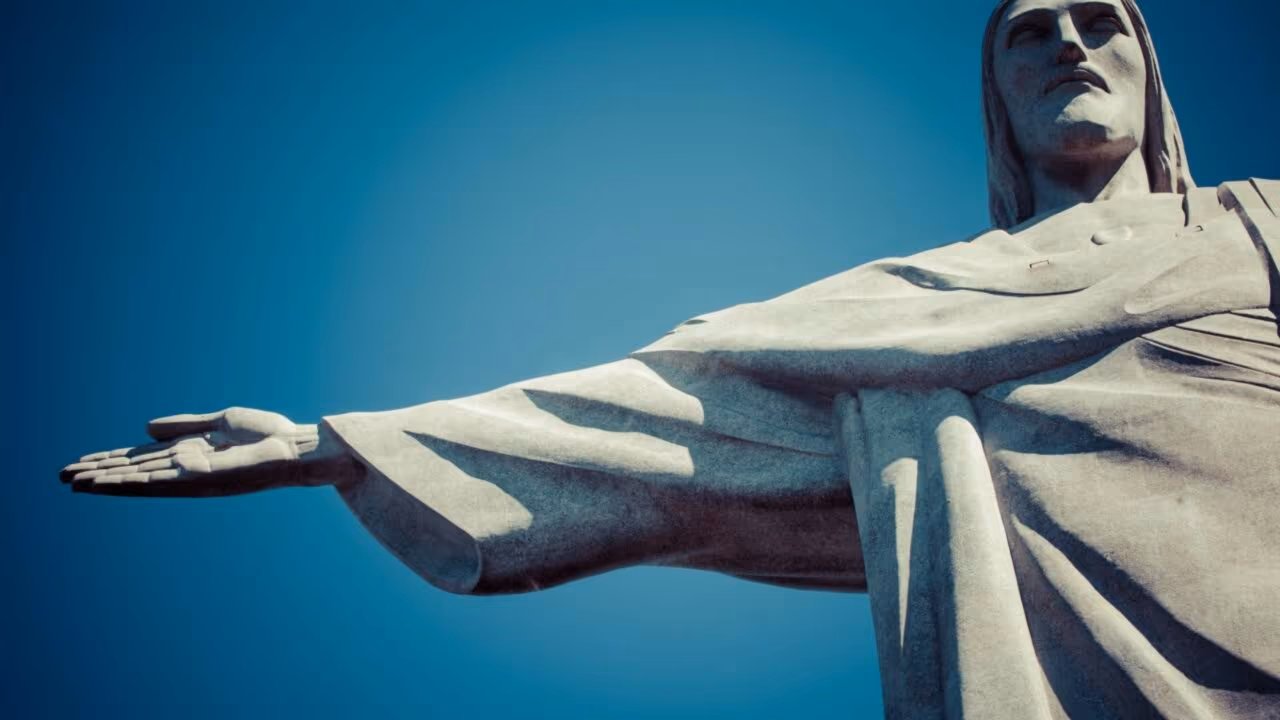 Relembre quando o Cristo Redentor foi destruído por vândalos