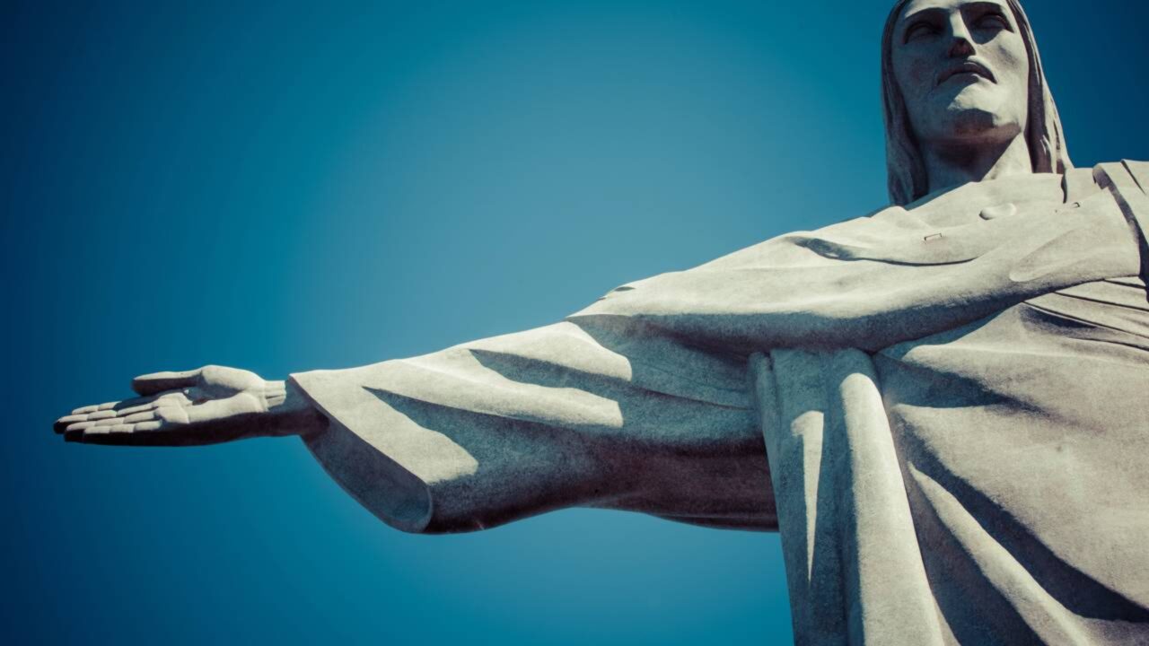 Relembre quando o Cristo Redentor foi destruído por vândalos