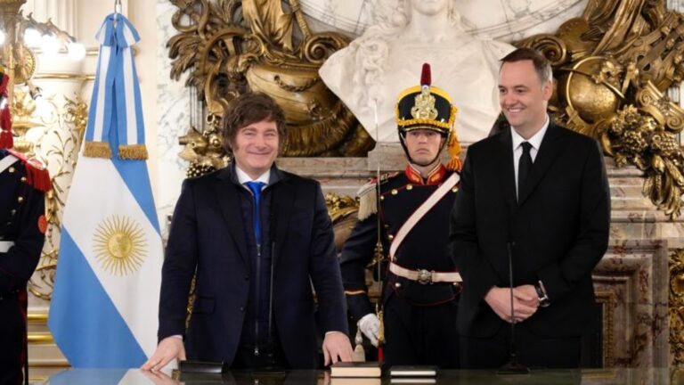 Crusoé: Economia e política desgastam gestão Milei