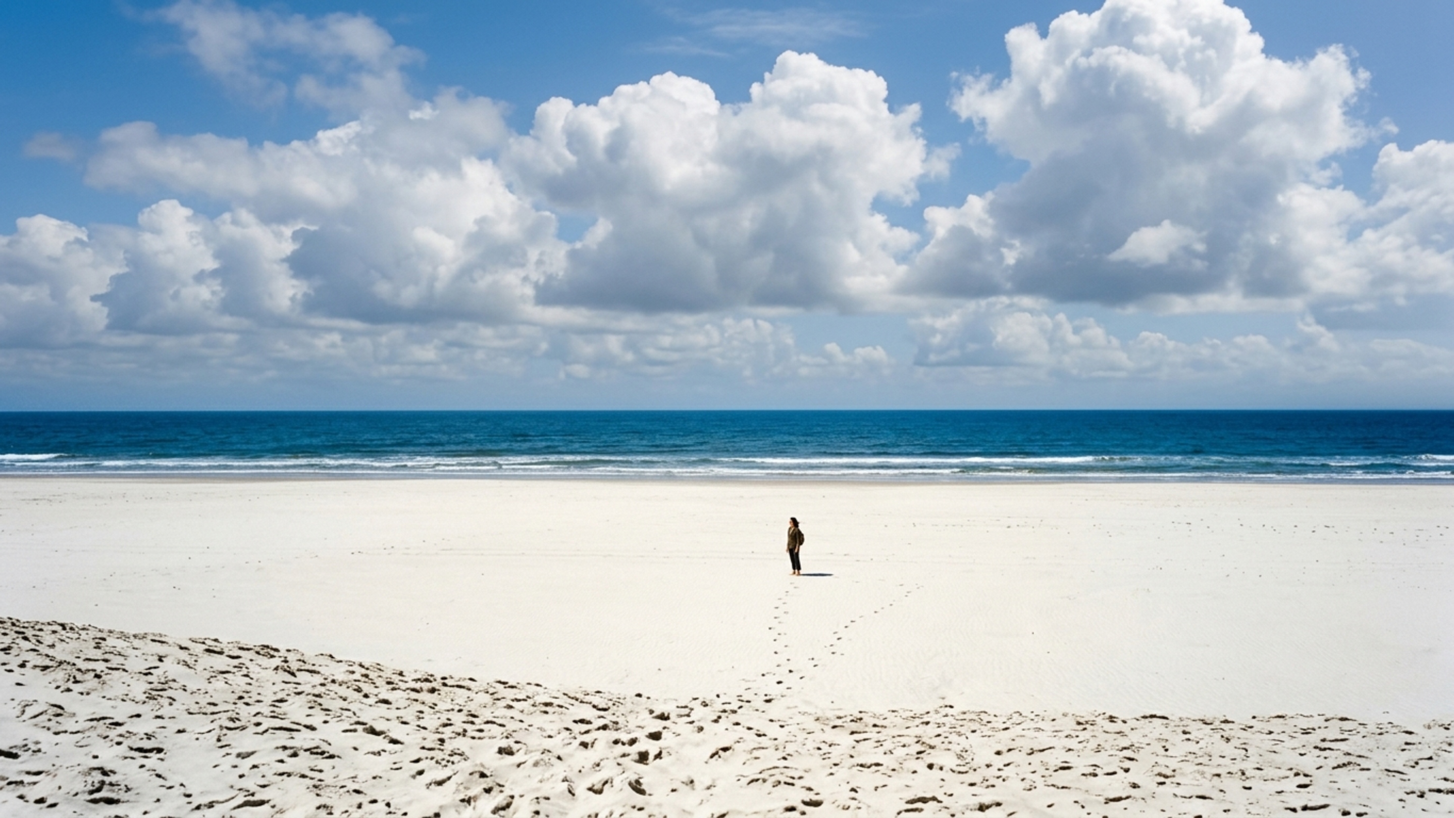 A maior praia do mundo cabe um país inteiro dentro dela e muda de tamanho toda vez que o vento sopra forte