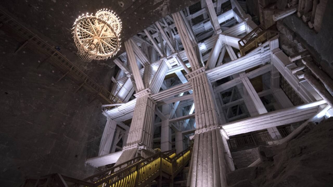 Você teria coragem de lamber uma mina? Wieliczka te convida a 137 metros de profundidade
