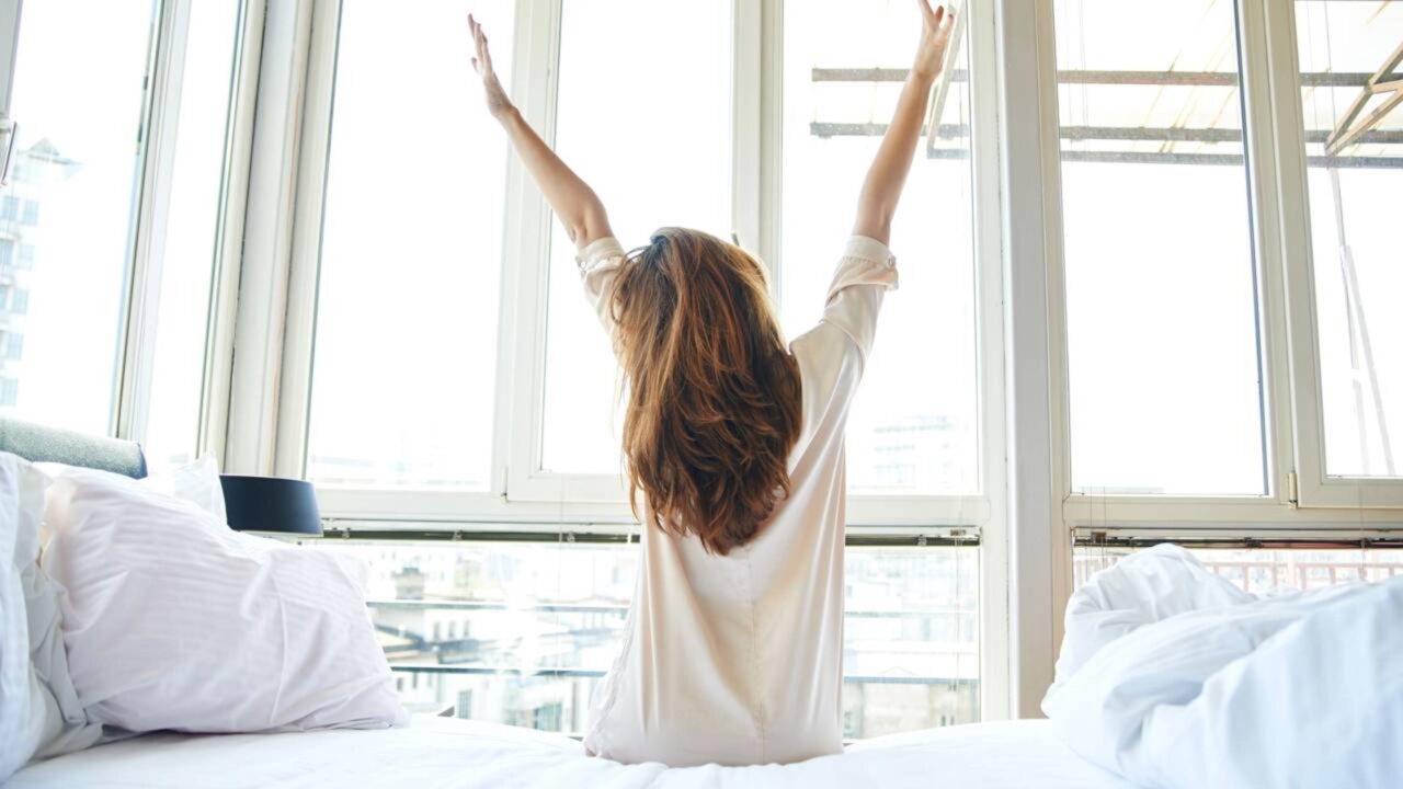 O hábito de “não fazer nada” por 15 minutos ao acordar aumenta a inteligência emocional mais do que qualquer curso