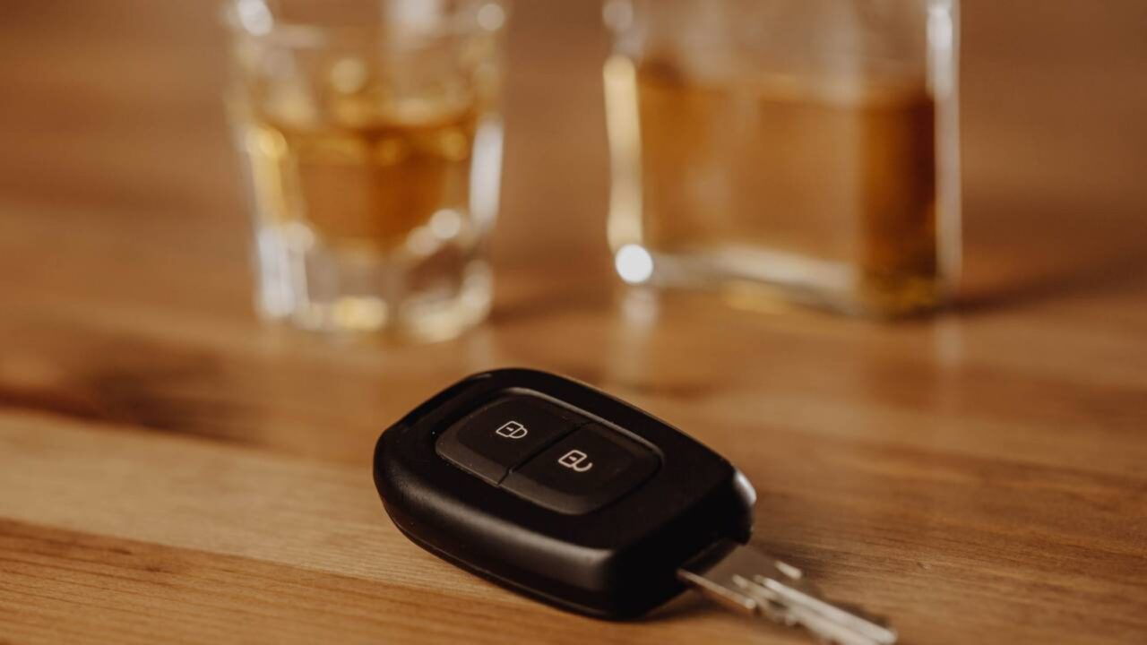 O que a lei diz sobre levar bebidas alcoólicas no veículo?