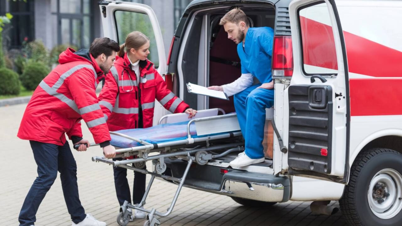 O que diz a lei sobre motoristas que atrapalham a passagem de ambulância no trânsito