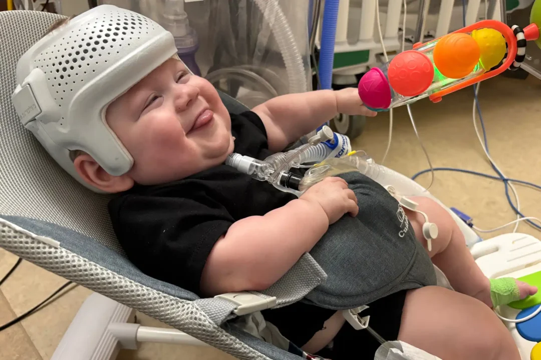 Bebê nascido prematuro com 24 semanas está indo para casa após 400 dias na UTI neonatal. Agora ele pode se juntar ao irmão mais novo, nascido durante sua estadia