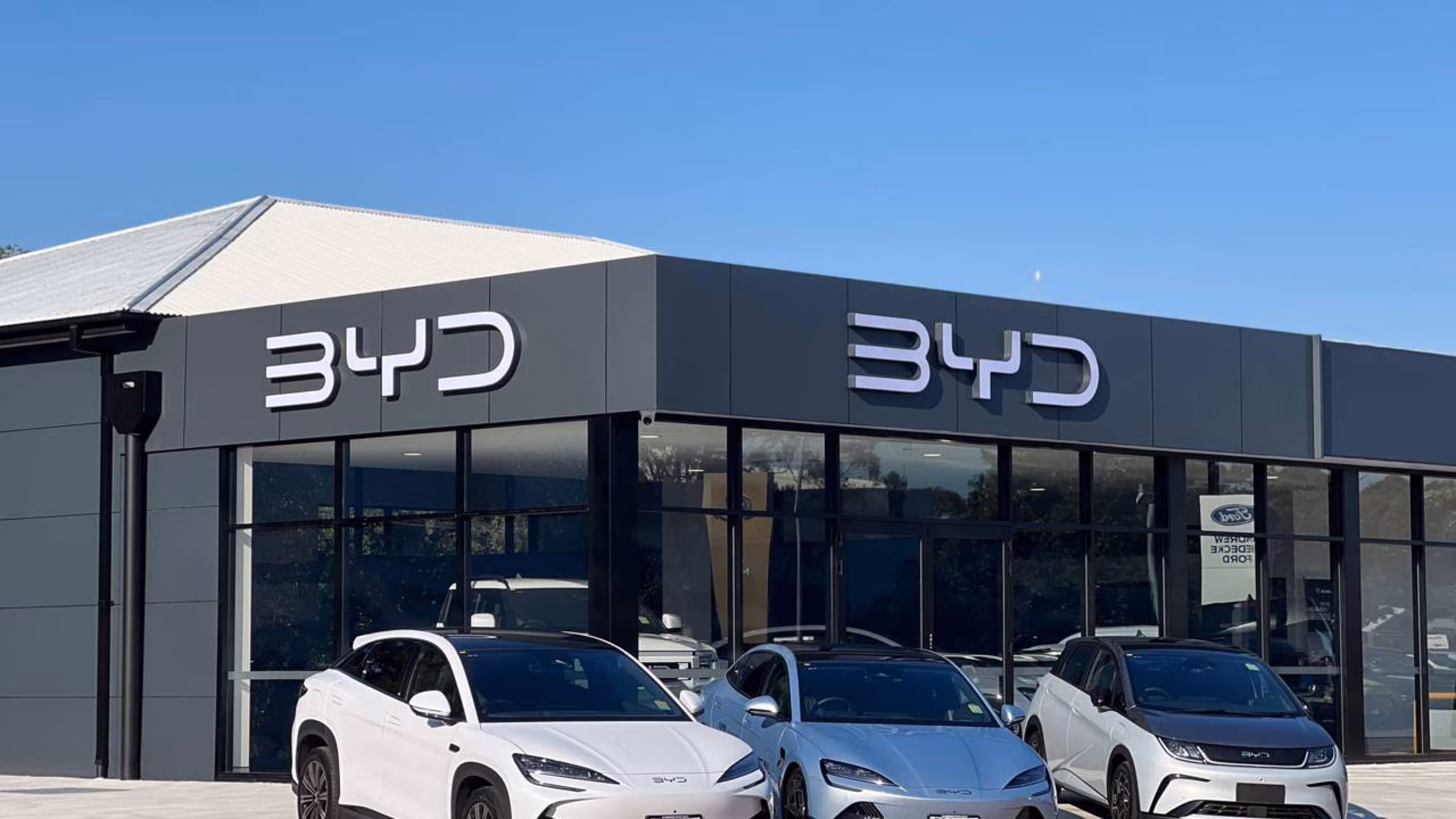 BYD Qin L 2026 faz 36 km/l e já mira o Brasil