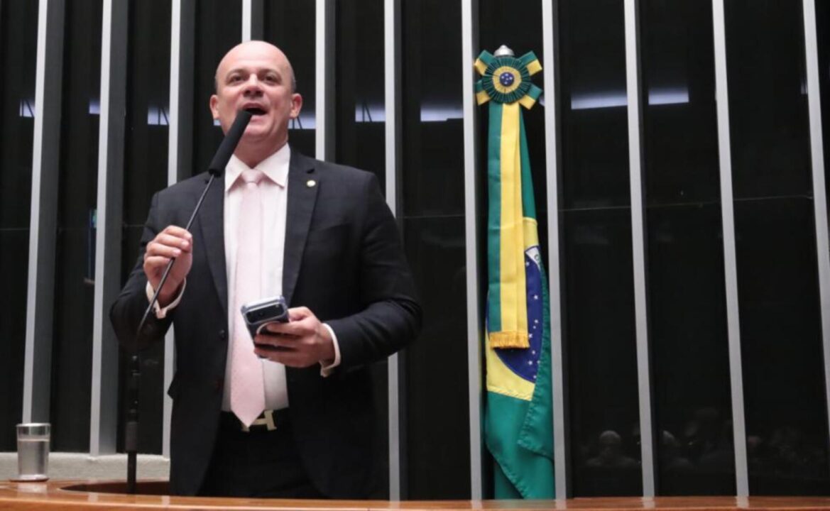 Decisões monocráticas “não servem de nada para o povo”, diz líder da oposição
