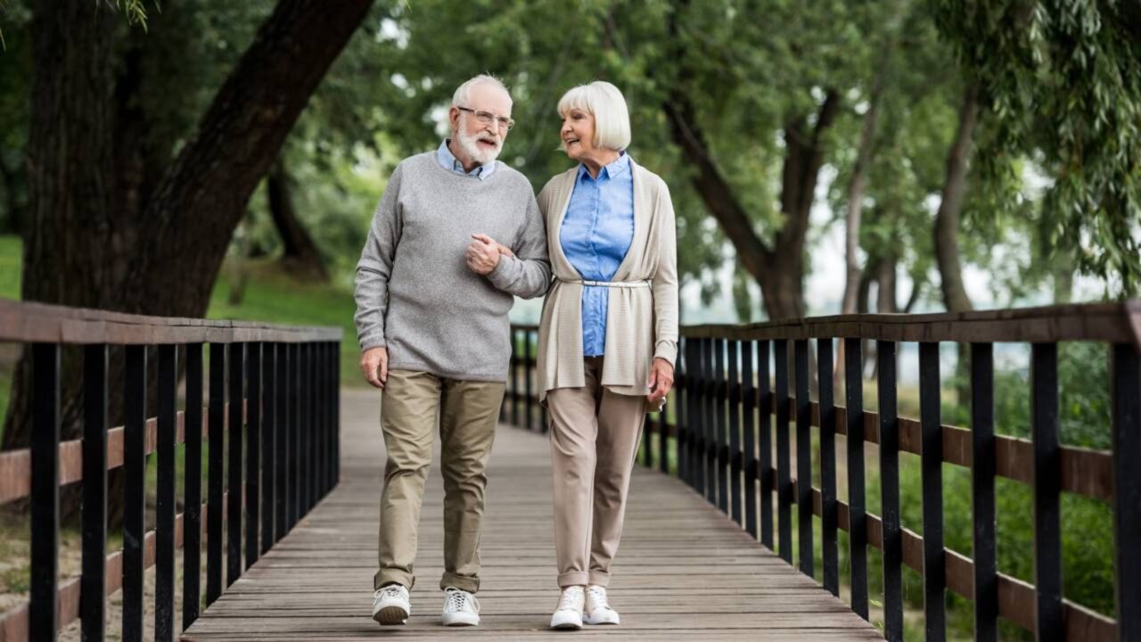 Novo estudo global nas "Zonas Azuis" indica que o verdadeiro segredo para passar dos 100 anos não está apenas na comida
