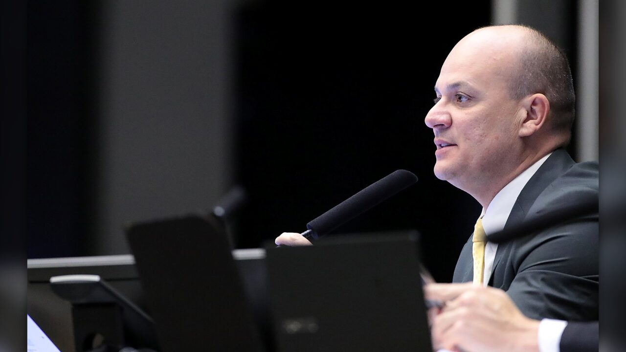 “De quem era o telefone?”, questiona Cabo Gilberto após silêncio do STF
