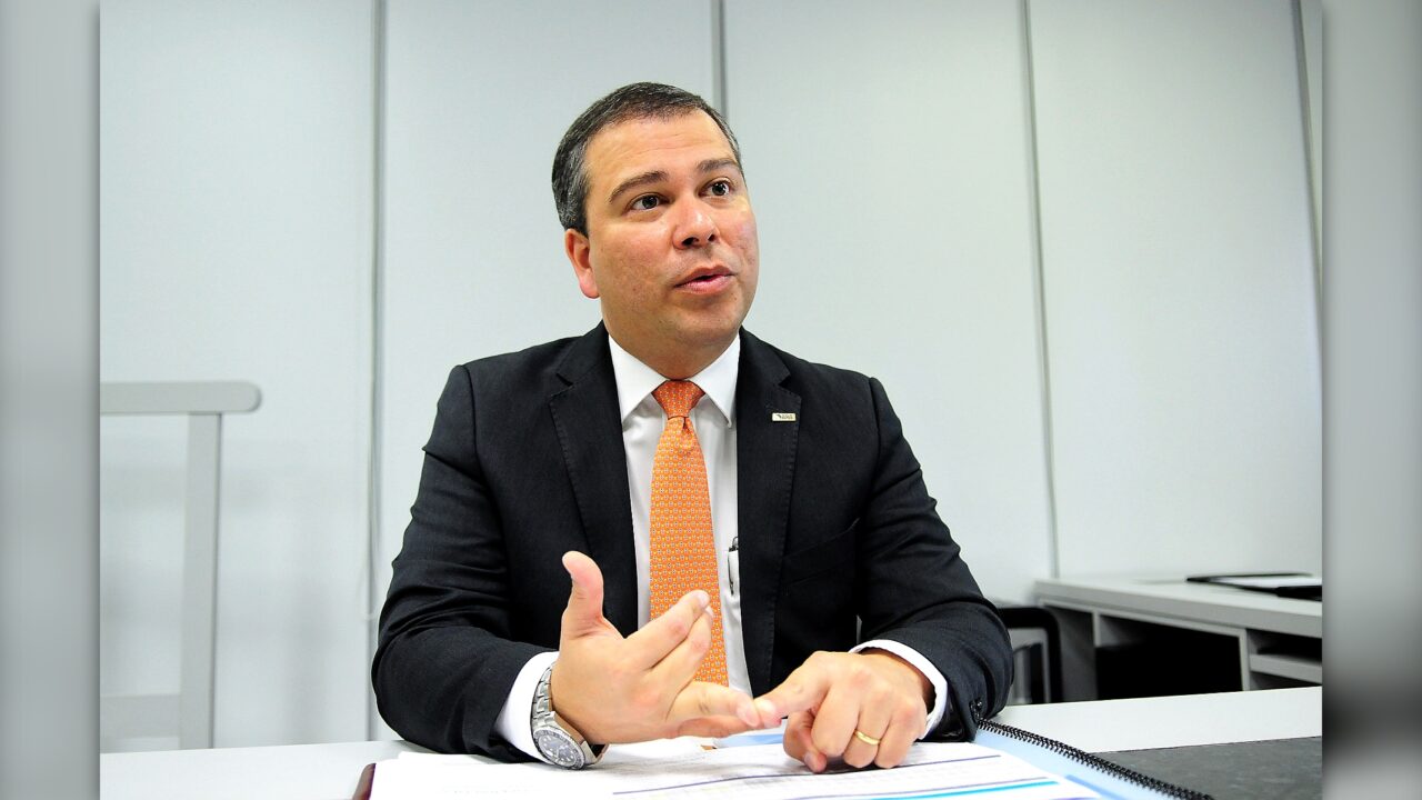 “Colocaram em risco o patrimônio público”, diz Leila após prisão de ex-chefe do BRB