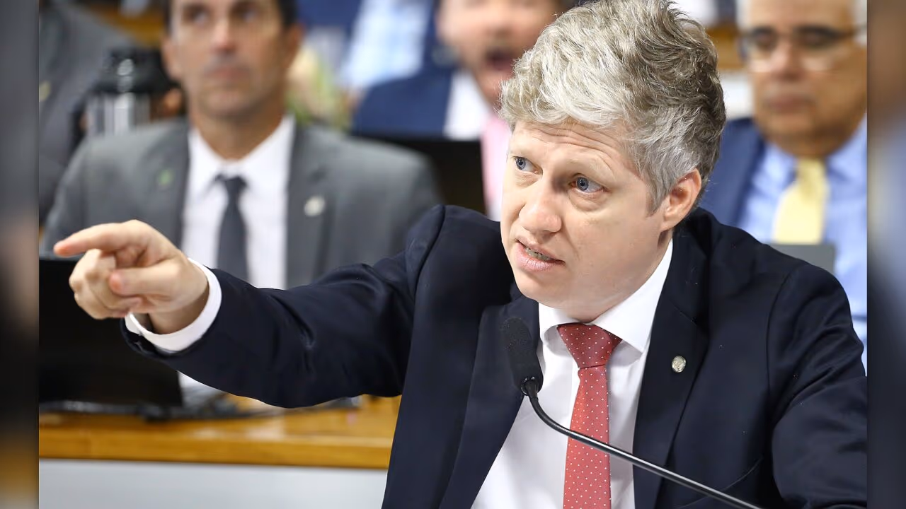 Van Hattem reage a ação de Gilmar contra Zema e fala em “abuso”