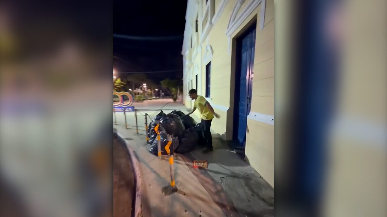 Crusoé: Por que André Fernandes deixou lixo em frente à prefeitura de Fortaleza