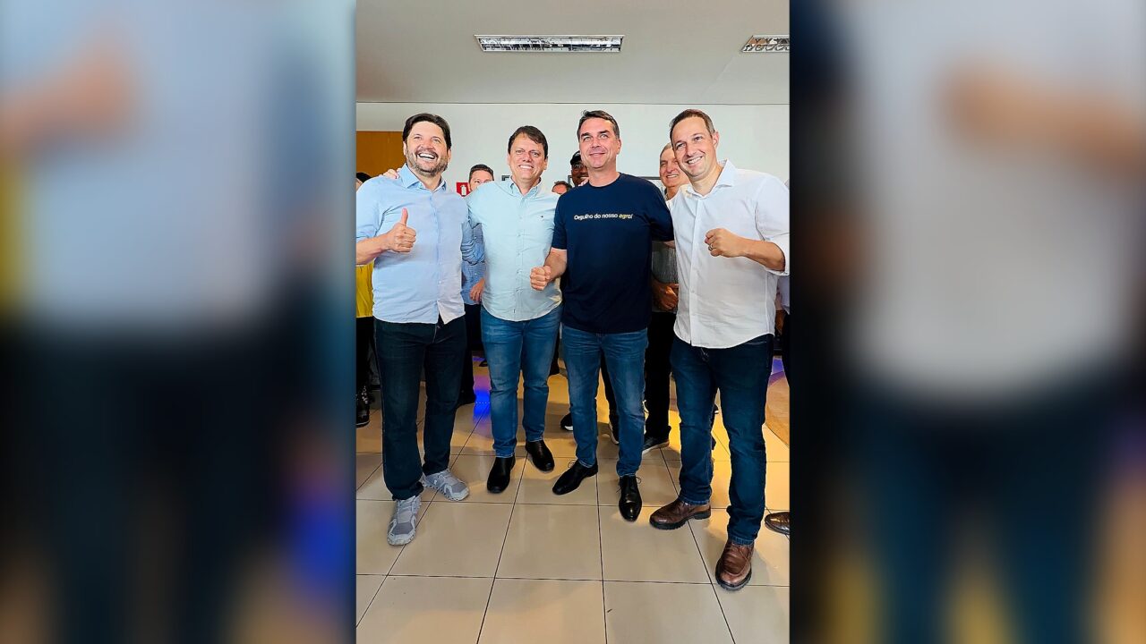 Crusoé: Tarcísio publica foto de provável chapa em SP