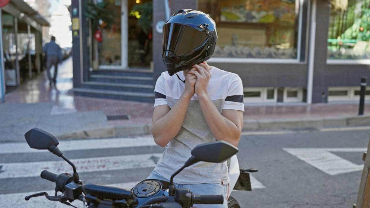 Motociclistas que pretendem comprar capacete precisam conhecer a nova regra de vendas em 2026