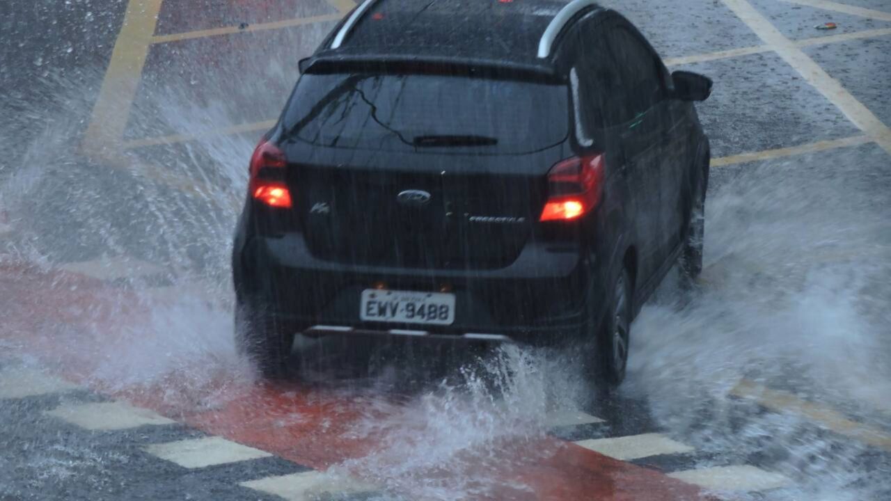 Motoristas que não dão passagem na faixa da esquerda precisam conhecer essa regra do CTB