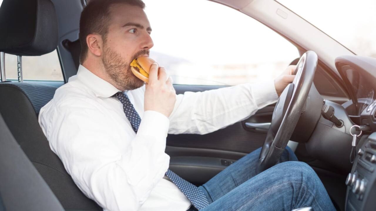 O que diz a lei de trânsito sobre comer ou beber durante a condução?