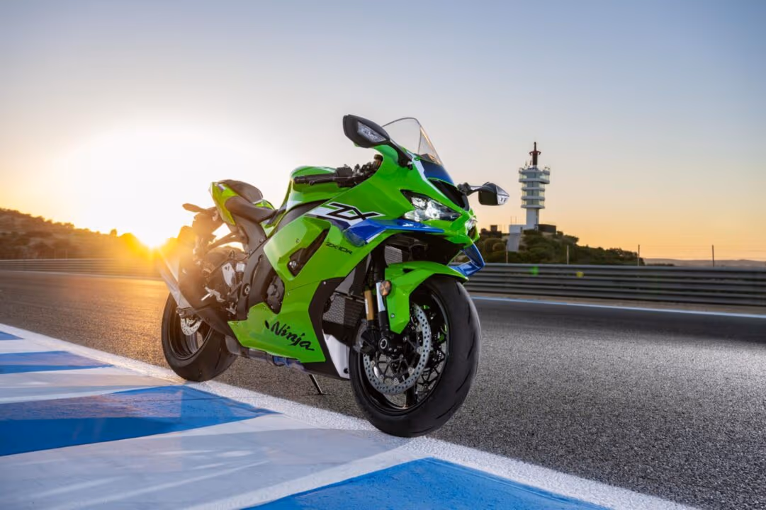 Nem conforto nem economia: a Ninja ZX-10R 2026 aposta em performance extrema e conquista quem busca emoção pura