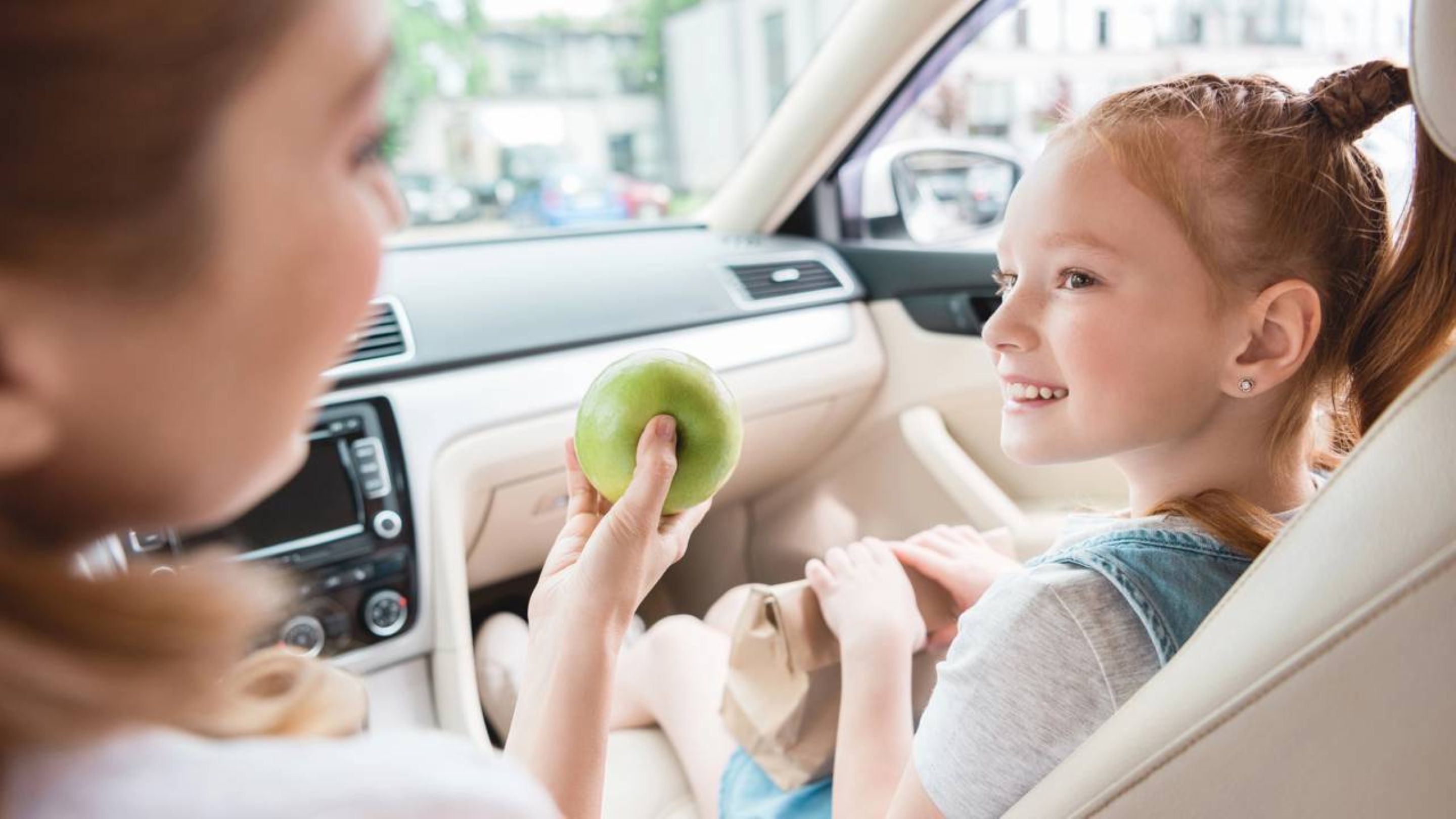 Motoristas que deixam crianças no banco da frente precisam conhecer essa regra