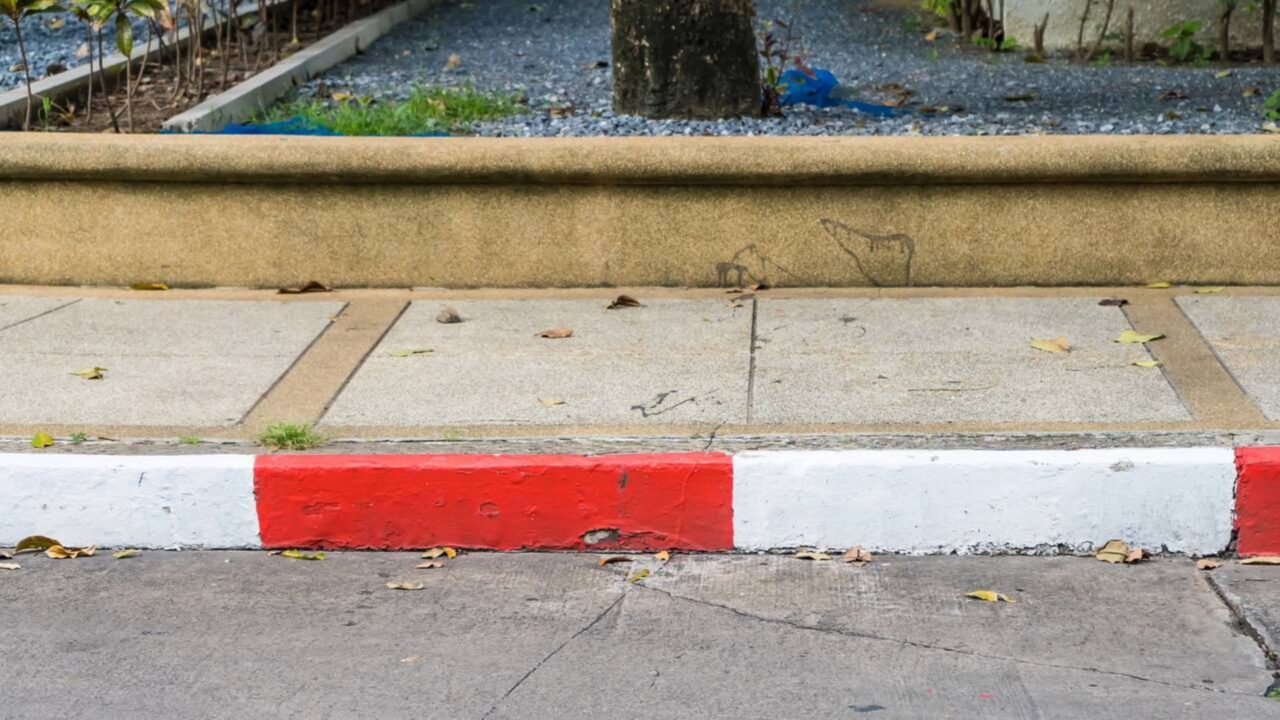 Motoristas que deixam o carro longe demais do meio-fio precisam conhecer essa regra do CTB