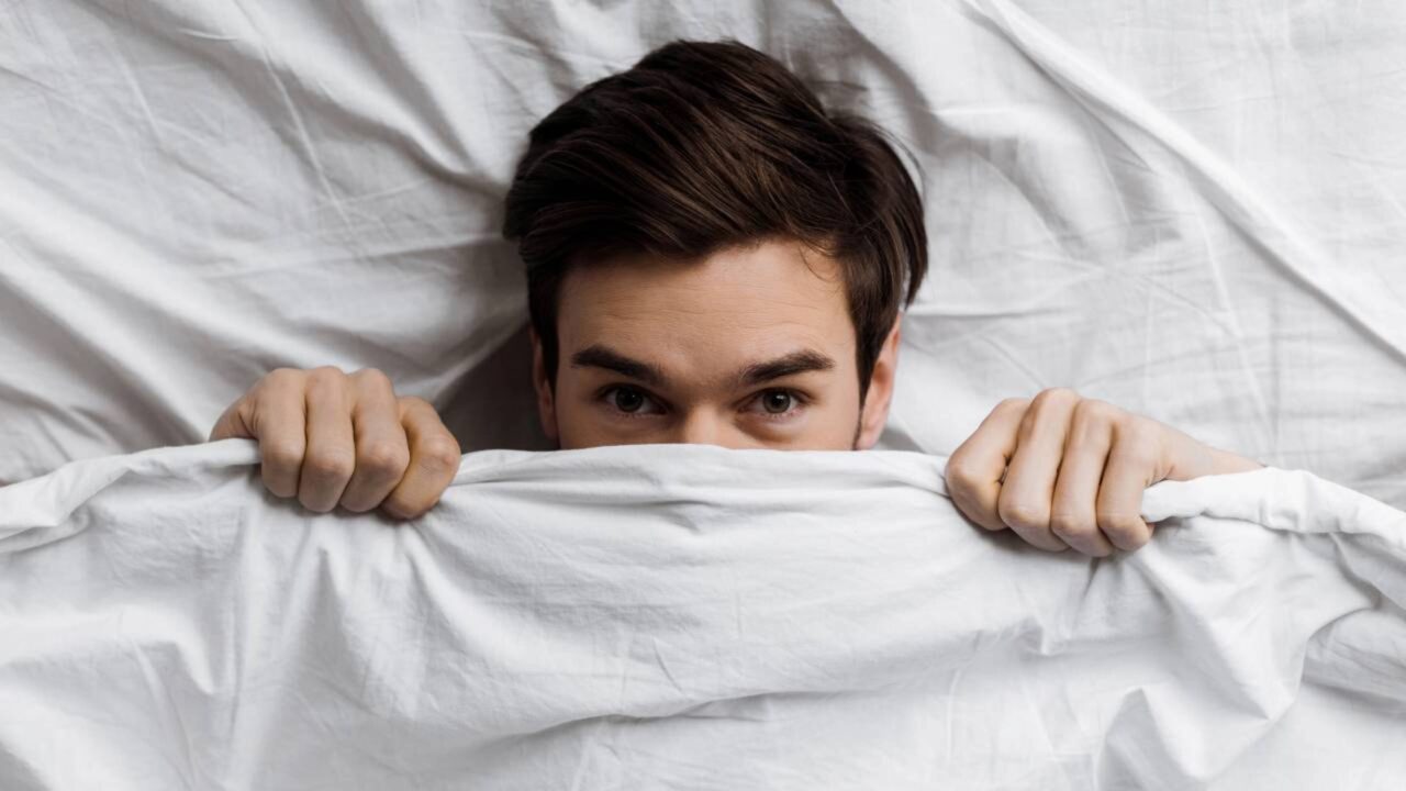 O que a psiquiatria diz sobre a nova tendência perigosa de passar o fim de semana inteiro deitado na cama