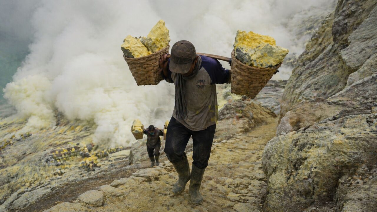 O trabalho mais mortal do planeta num vulcão na Indonésia e o que leva pessoas a enfrentar esse risco extremo