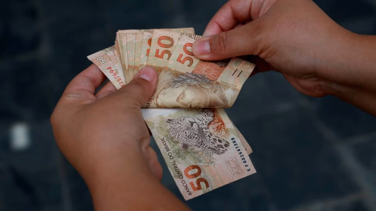 R$ 5 mil por mês é muito dinheiro ou só virou o novo mínimo para respirar no Brasil?