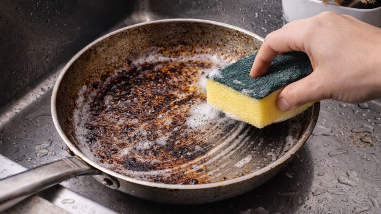 Misture detergente com coca cola e veja como essa combinação pode substituir produtos de limpeza
