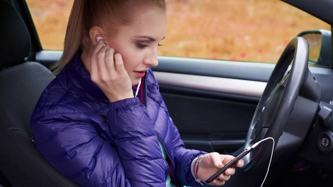 Motoristas que usam fone de ouvido ao volante precisam conhecer essa regra do CTB