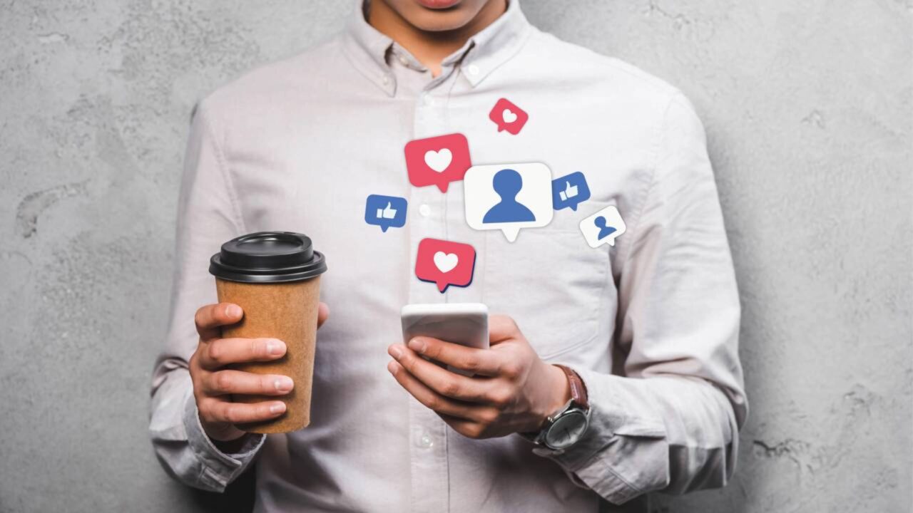 Misturar letras, emojis e pontuação: o que a psicologia diz sobre esse comportamento