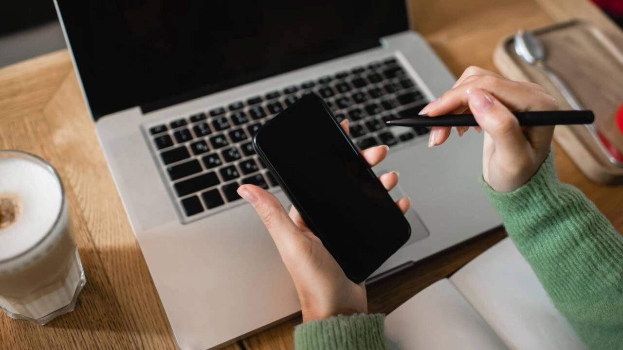 Misturar letras, emojis e pontuação: o que a psicologia diz sobre esse comportamento