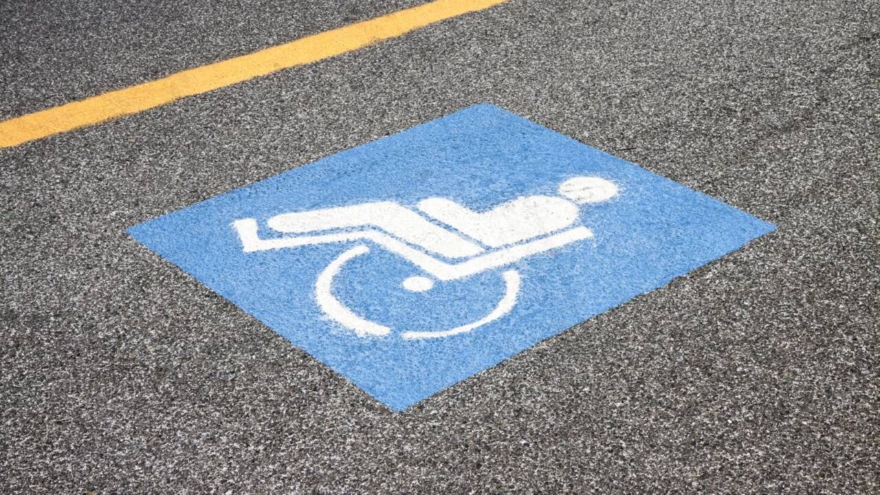 O que fazer se você for multado por estacionar na vaga de idosos sem ter a habilitação necessária