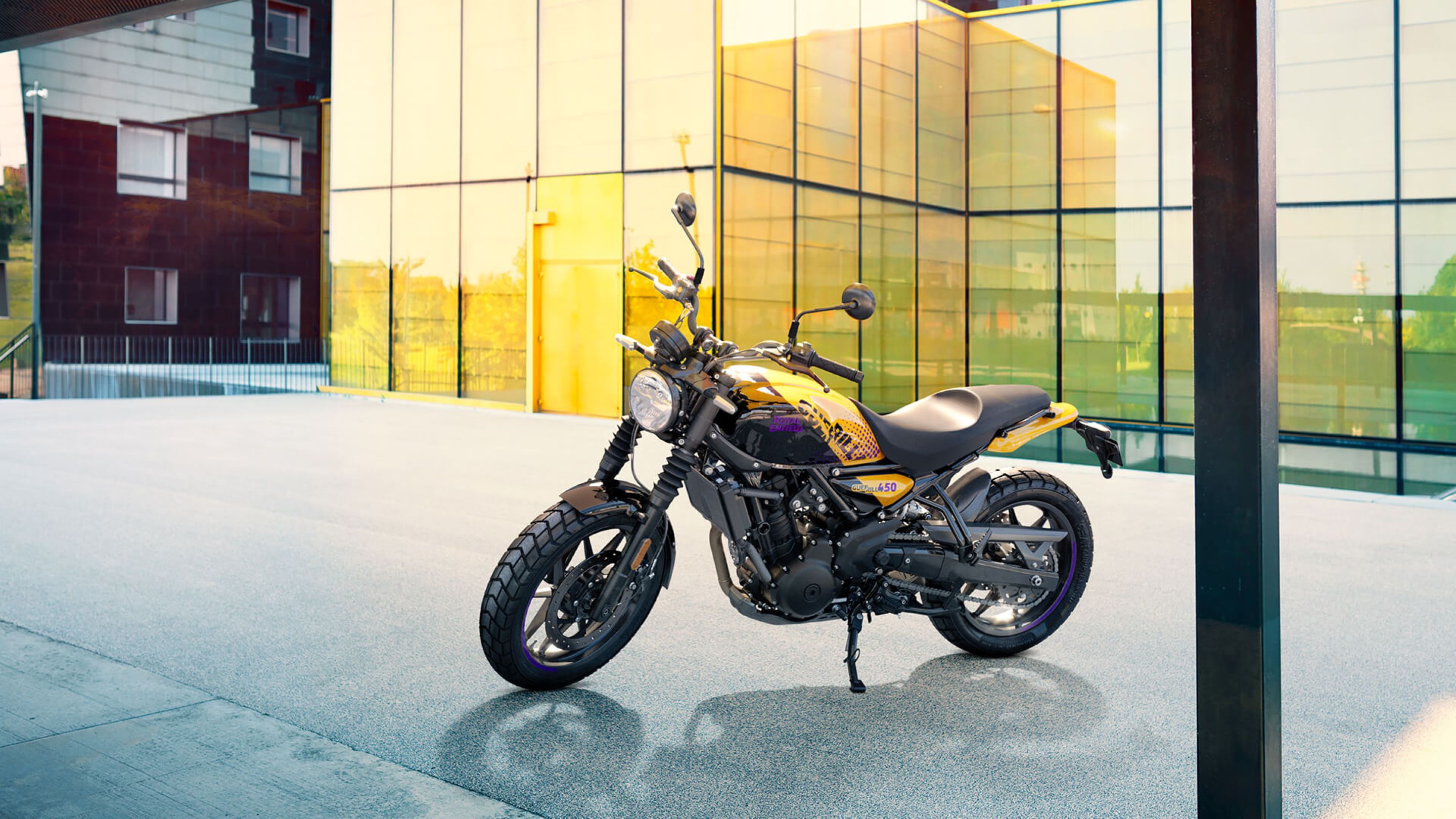 Trail com alma de street esportiva: Royal Enfield Guerrilla 450 2026 muda ergonomia e mira o asfalto