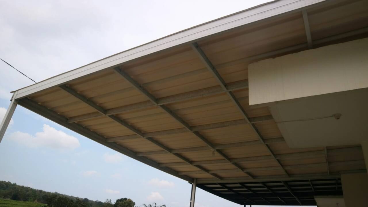 O que diz a lei sobre o "puxadinho" na garagem que você nunca declarou e como a prefeitura usa drones de satélite para aumentar o seu IPTU