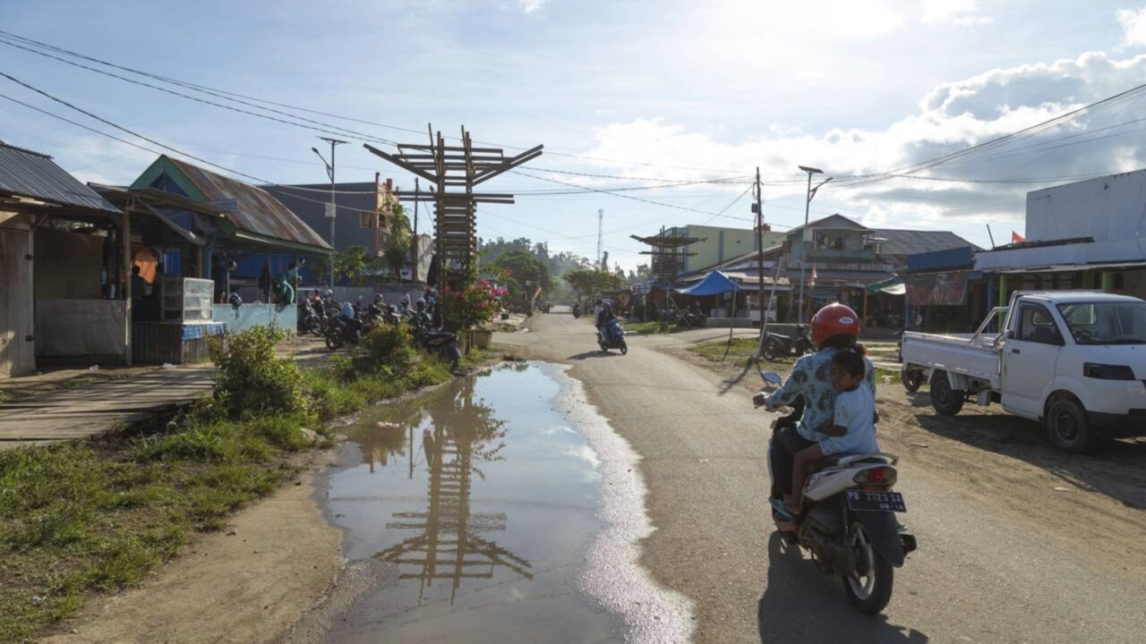 Motoristas que levam crianças na moto podem pagar caro com essa regra