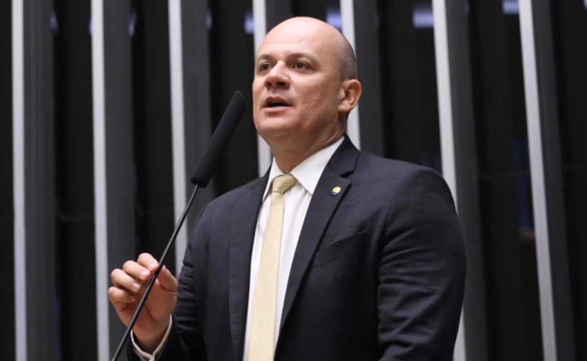Oposição acusa PT de “criminalização política” e pede CPI do Banco Master