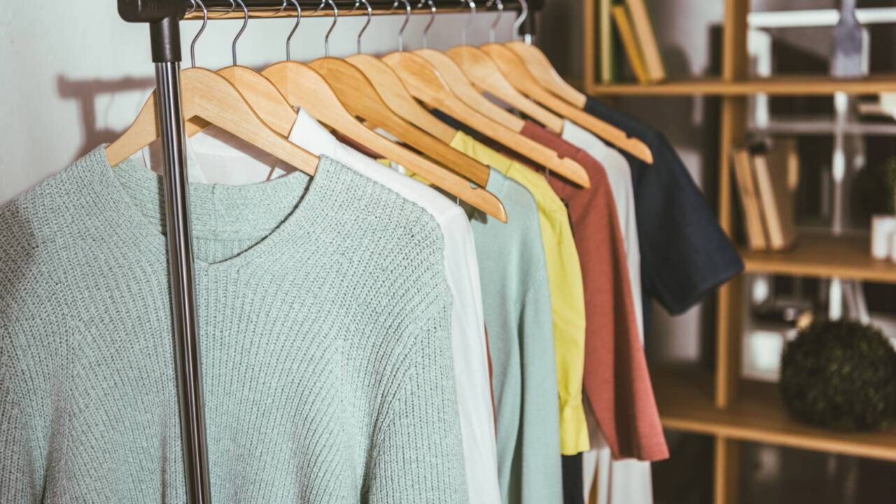 A psicologia explica o que significa organizar tudo por cores no guarda-roupa