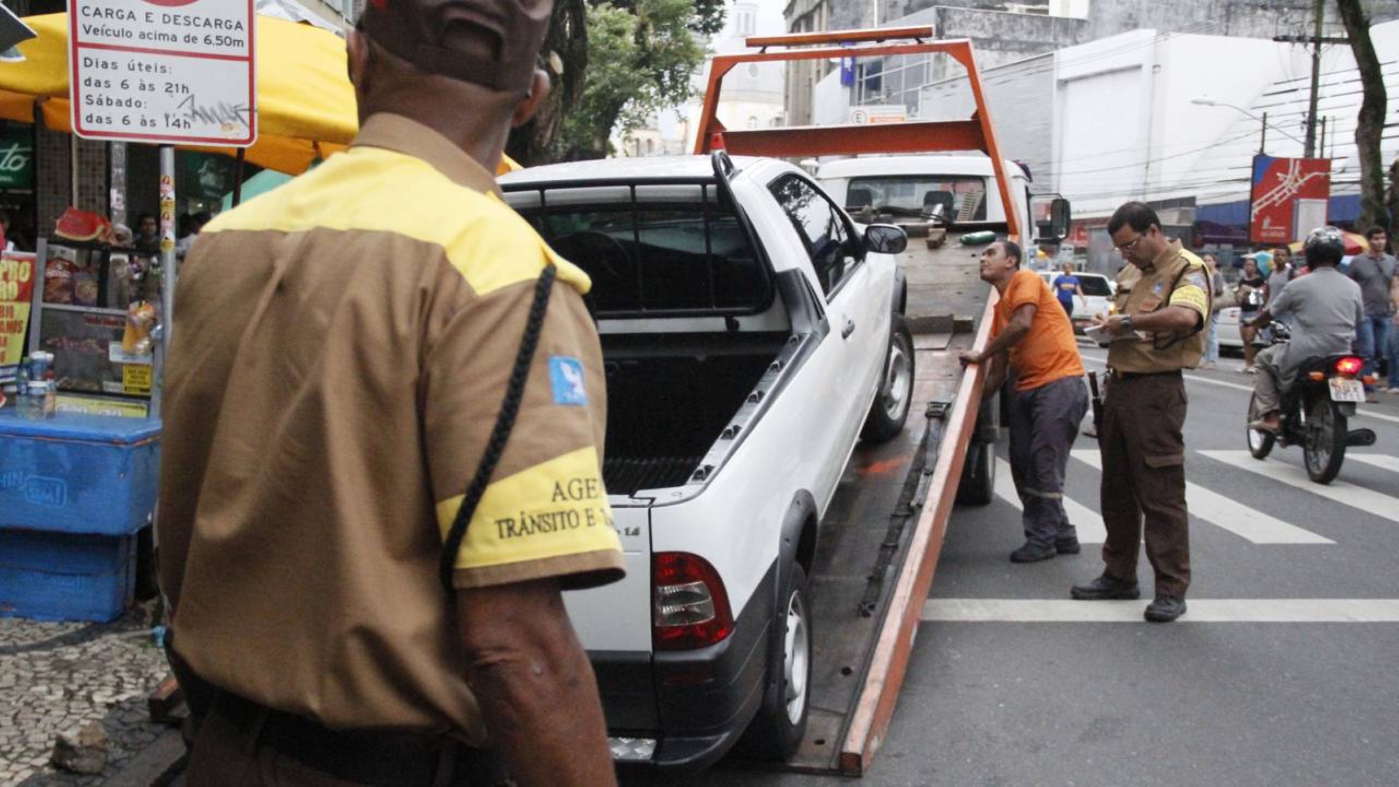 Motoristas que dirigem com o licenciamento do carro atrasado podem ter o veículo apreendido