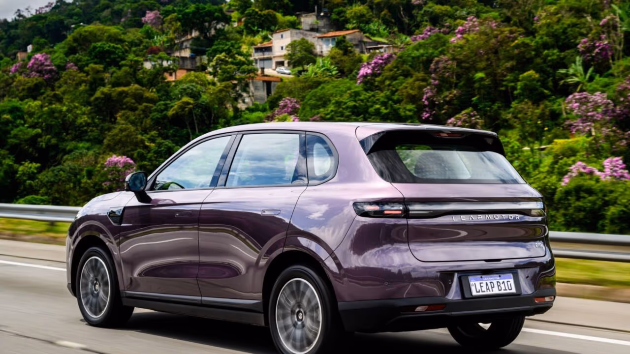 O Leapmotor B10 chega com proposta de SUV familiar elétrico e híbrido focado em alcance e custo-benefício