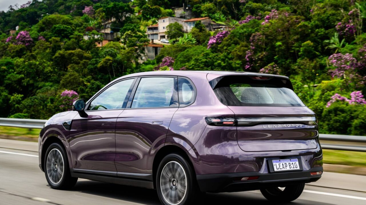 O Leapmotor B10 chega com proposta de SUV familiar elétrico e híbrido focado em alcance e custo-benefício