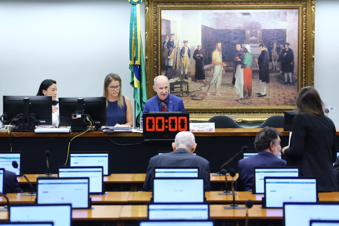 CCJ analisa PECs que reduzem jornada e acabam com escala 6×1