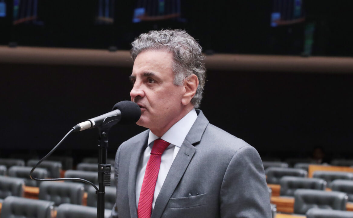 Crusoé: Aécio no fim da fila pelo Senado em Minas