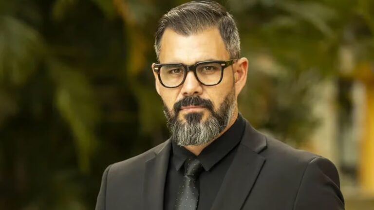 Juliano Cazarré vira alvo de colegas da Globo por 'encontro de homens conservadores'