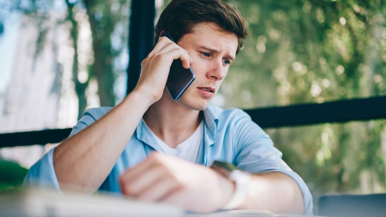 A psicologia revela por que a geração atual sente um pânico real de atender ligações telefônicas sem aviso prévio